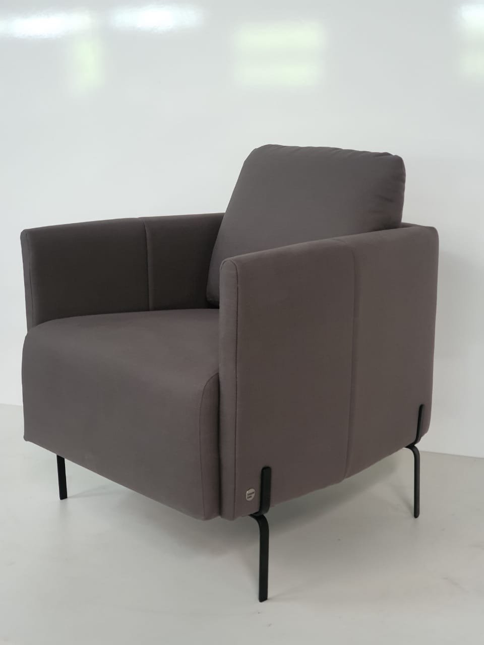 Poltrona Leo Contemporânea com Design Assinado - Personalizável