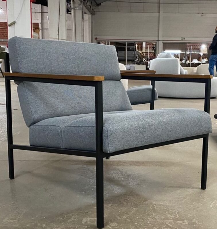Poltrona Feel personalizável estofamento e braços