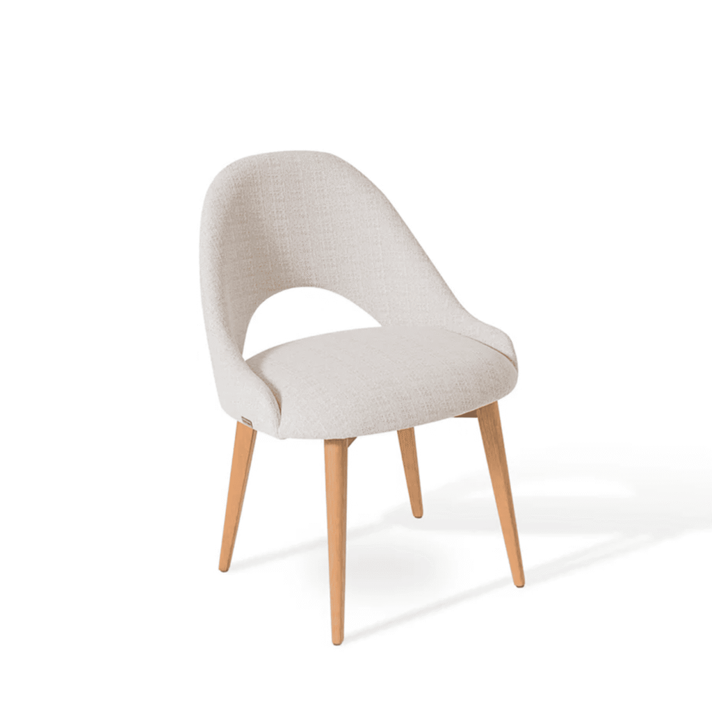 Cadeira Vic personalizável estofada em madeira maciça