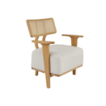 Poltrona Atins assento estofado encosto em madeira telada